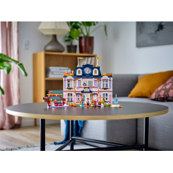 LEGO Friends 41684 Hotel v městečku Heartlake