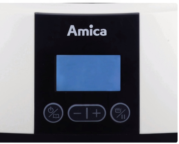 Detailní pohled na ovládací panel s LCD displejem parního hrnce Amica