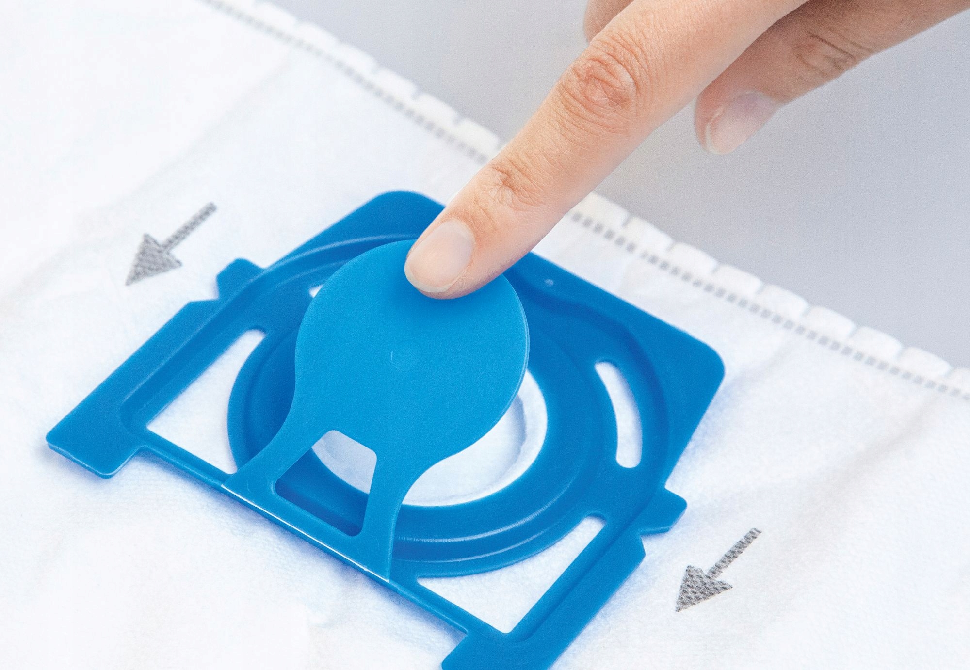 Detail upevňovací karty a hygienického uzávěru sáčku Bosch BBZWD4BAG