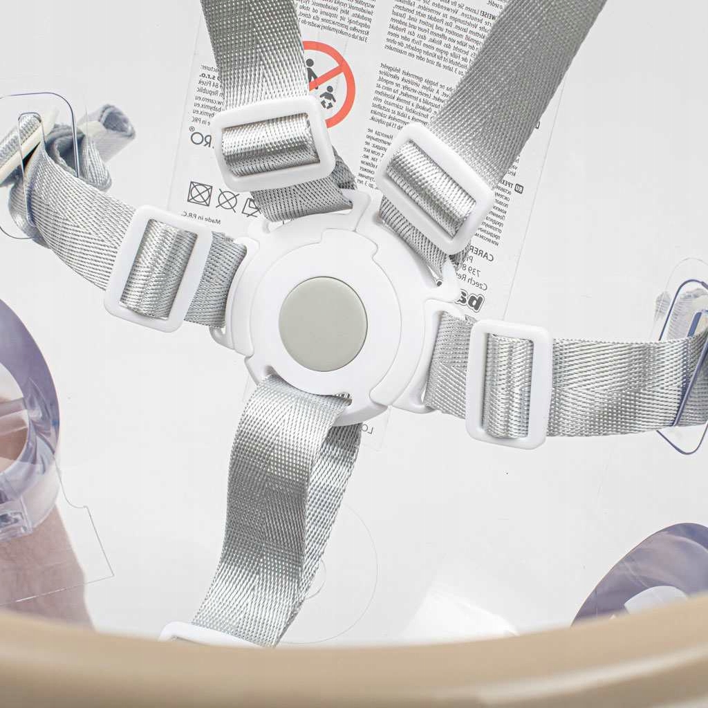 Detail pětibodových bezpečnostních pásů a mezinožní zábrany židličky Baby Mix Ingrid