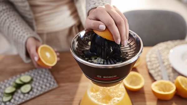 Černý citrusovač Bosch s funkcí automatického spuštění tlakem