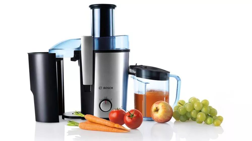 Odstředivý odšťavňovač BOSCH MES3500 v nerezovém provedení obklopený čerstvým ovocem