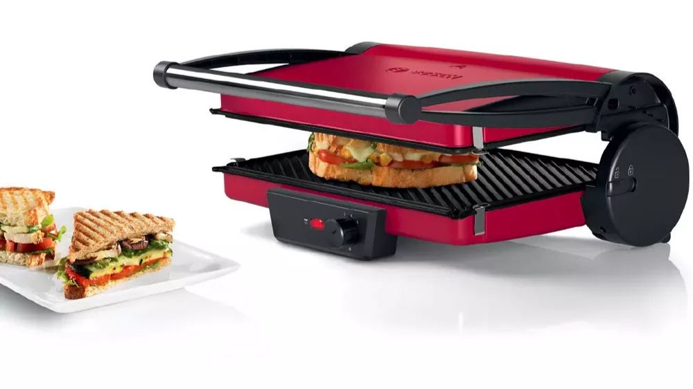 Červený kontaktní gril BOSCH TCG4104 v zavřené poloze pro oboustranný ohřev