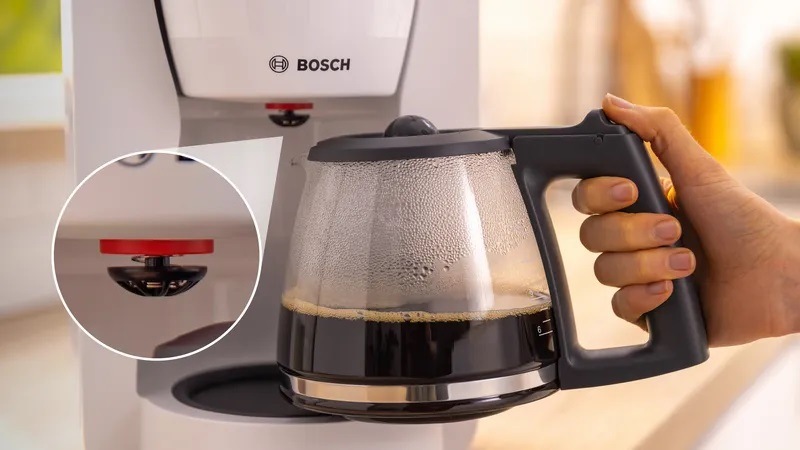 Detail systému DripStop u překapávače Bosch TKA2M111 proti odkapávání