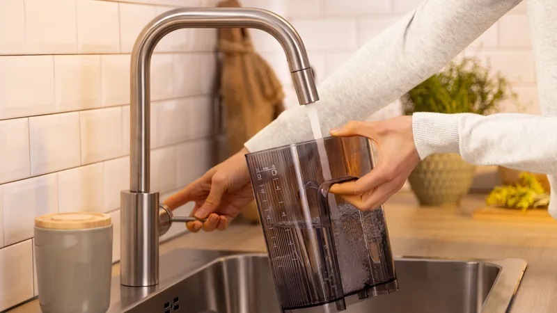Vyjímatelná nádrž na vodu u modelu Bosch TKA2M111 pro snadné plnění