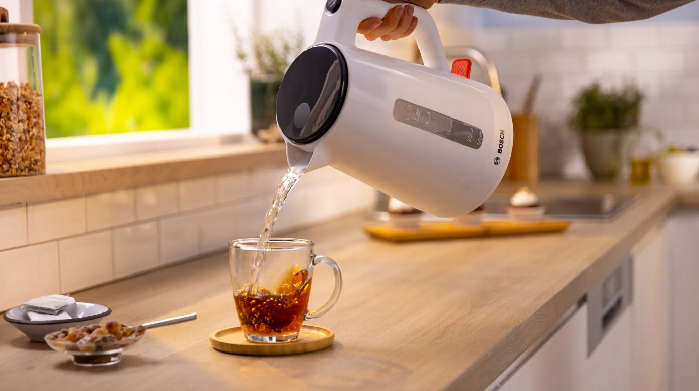Pohled na ergonomické madlo a celkový design moderní konvice Bosch MyMoment