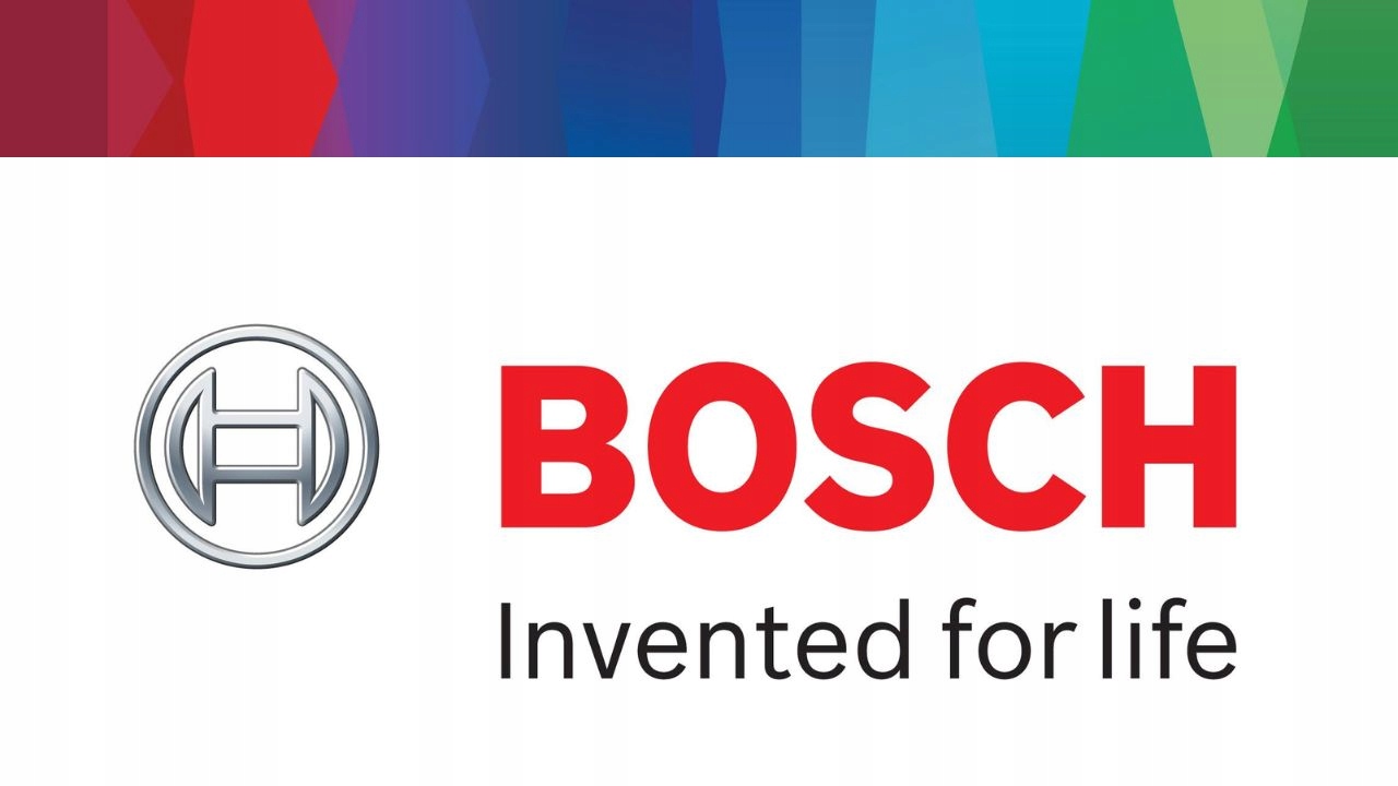 Moderní skleněná rychlovarná konvice Bosch TWK70B03 o objemu 1,7 litru v elegantním černém provedení