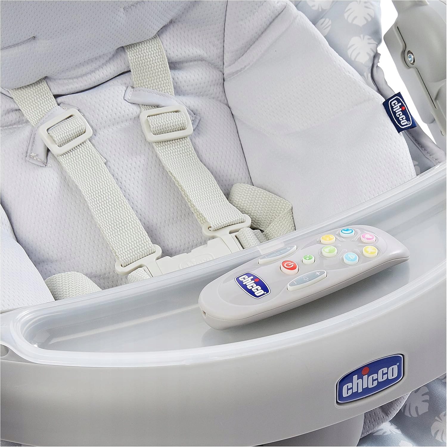 Detailní pohled na pohodlné šedé polstrování houpačky Chicco