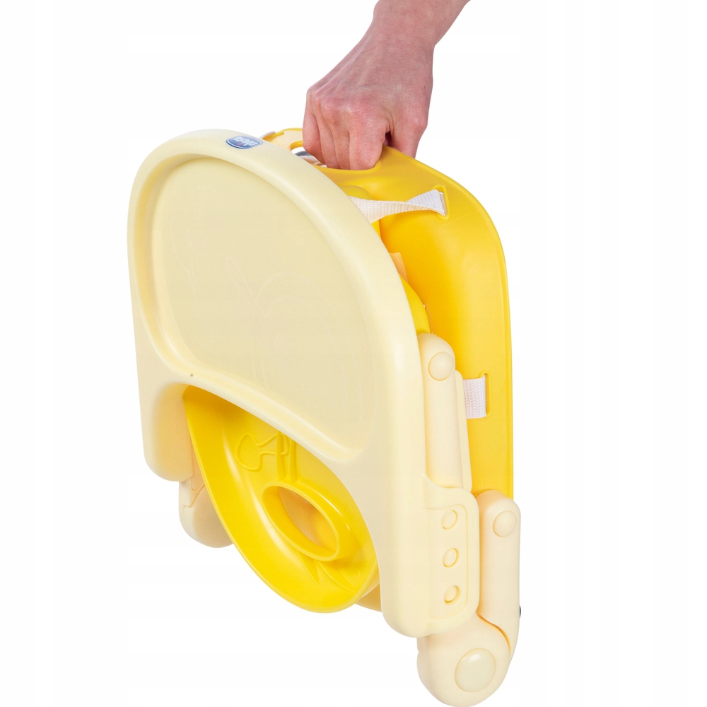 Chicco Pocket Snack Saffron položená na dospělácké židli bez pultíku