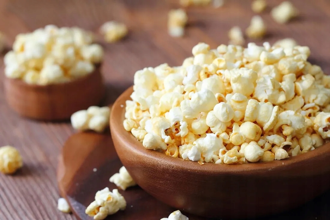 Bílý horkovzdušný výrobník popcornu Esperanza POP s průhledným víkem