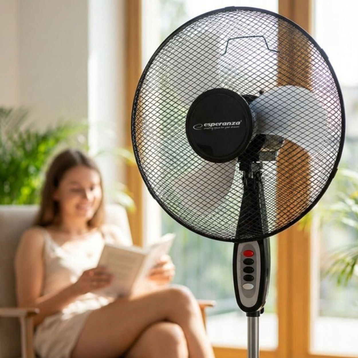 Detail ovládacího panelu s tlačítky rychlosti stojanového ventilátoru Esperanza