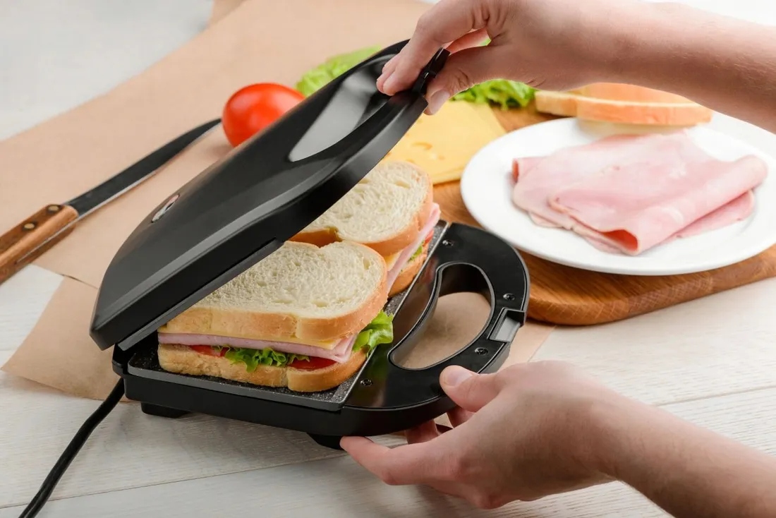 Univerzální toustovač 3v1 Esperanza Portabella EKT006K 700W černý s vyměnitelnými deskami