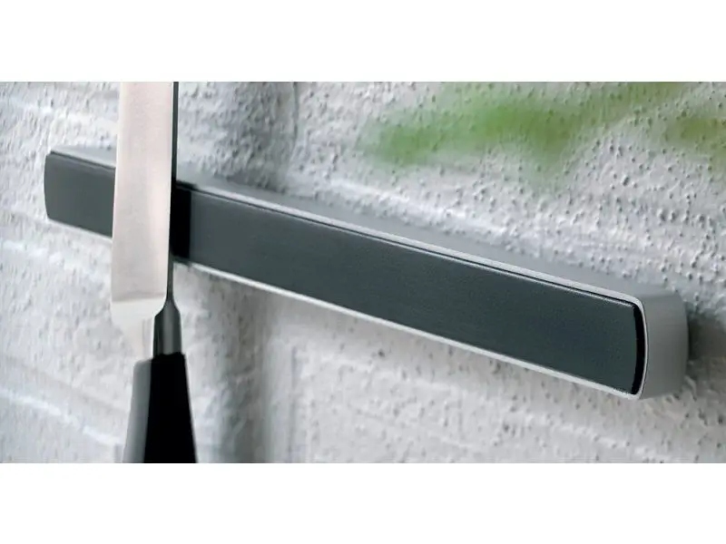 Značková magnetická lišta Fiskars pro bezpečné upevnění kuchyňských nožů