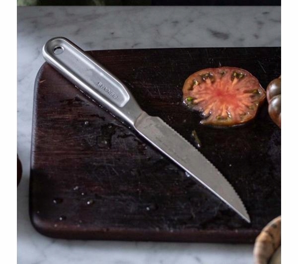 Detail ergonomické rukojeti nože Fiskars All Steel od litého z jednoho kusu