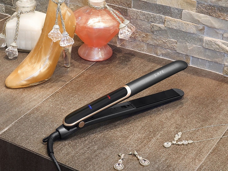Žehlička na vlasy LAFE Sleek & Shine v elegantním tmavém provedení