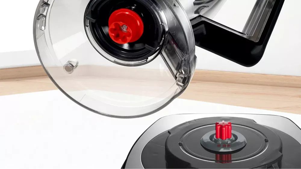 Kompaktní kuchyňský robot Bosch MC812M865 v elegantním černo-stříbrném provedení na kuchyňské lince