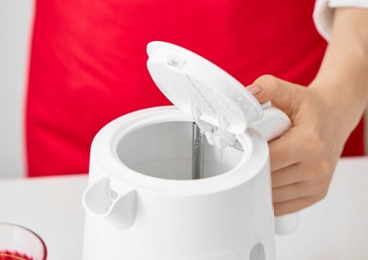Ergonomická rukojeť a ovládání konvice MPM MCZ-119