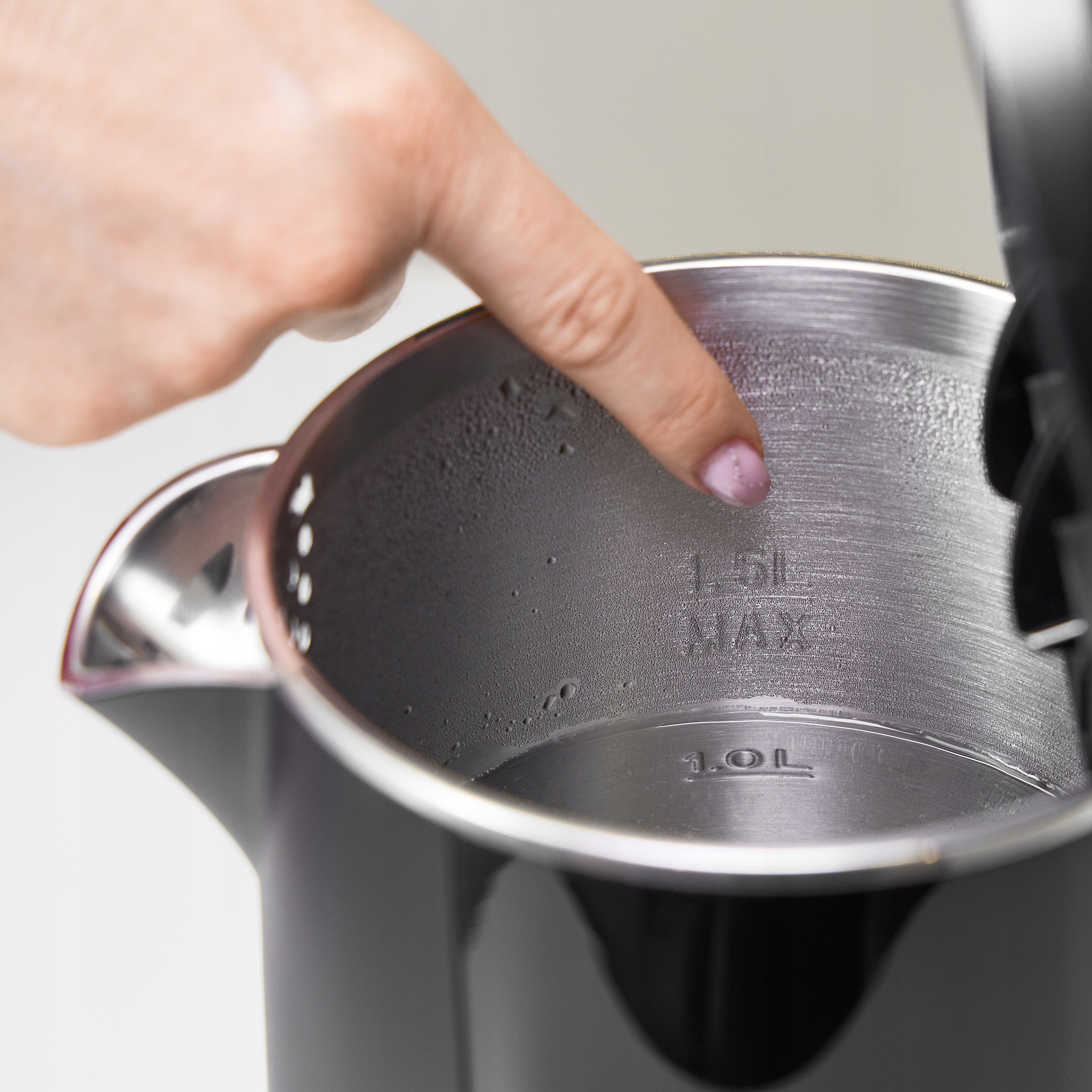 Celková hmotnost balení konvice MPM MCZ-120/C