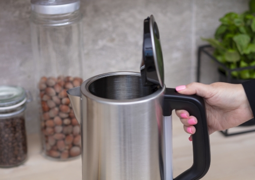 Otevírání automatického víka konvice pomocí tlačítka na rukojeti