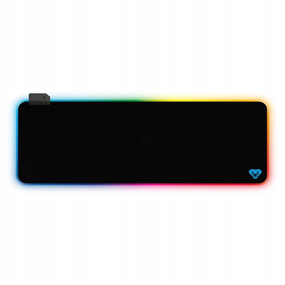 Velká herní podložka Cobra Pro na stole s barevným RGB podsvícením okrajů pod myší a klávesnicí