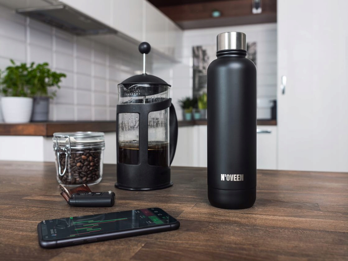 Barevné provedení a detail termoláhve N'oveen TB410 v černé barvě