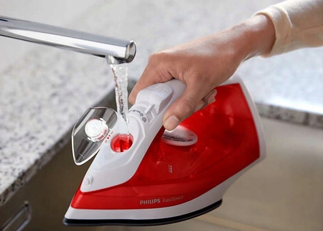 Detailní pohled na stabilní konstrukci a ovládací prvky žehličky Philips EasySpeed