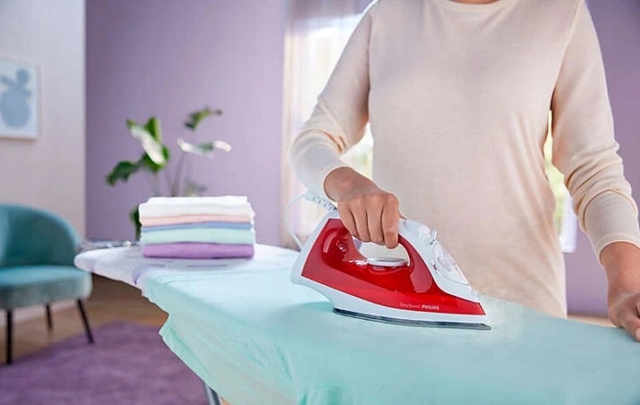 Pohled na žehličku Philips stojící ve vertikální poloze
