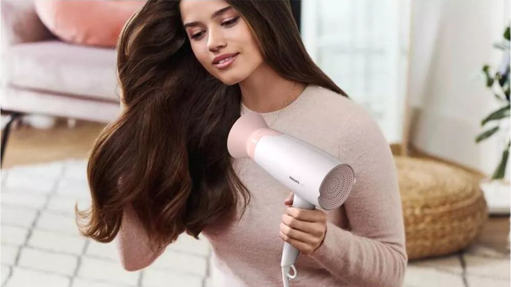 Elegantní vysoušeč vlasů Philips Series 3000 BHD300/00 v bílém provedení