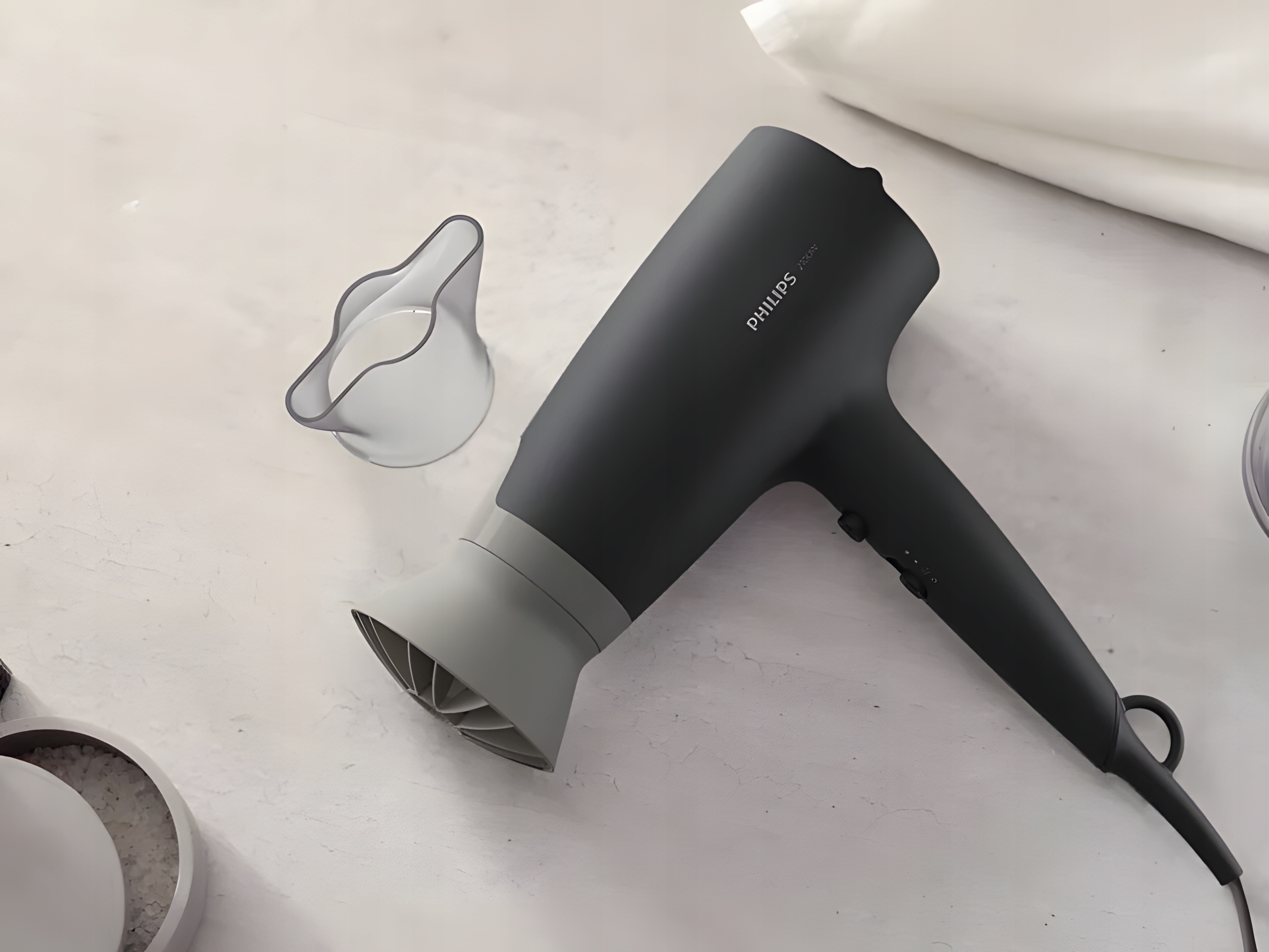 Moderní černý fén Philips s praktickým poutkem na zavěšení
