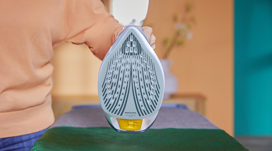 Detail žehlicí plochy SteamGlide Plus s ochranným systémem Drip-stop proti odkapávání vody