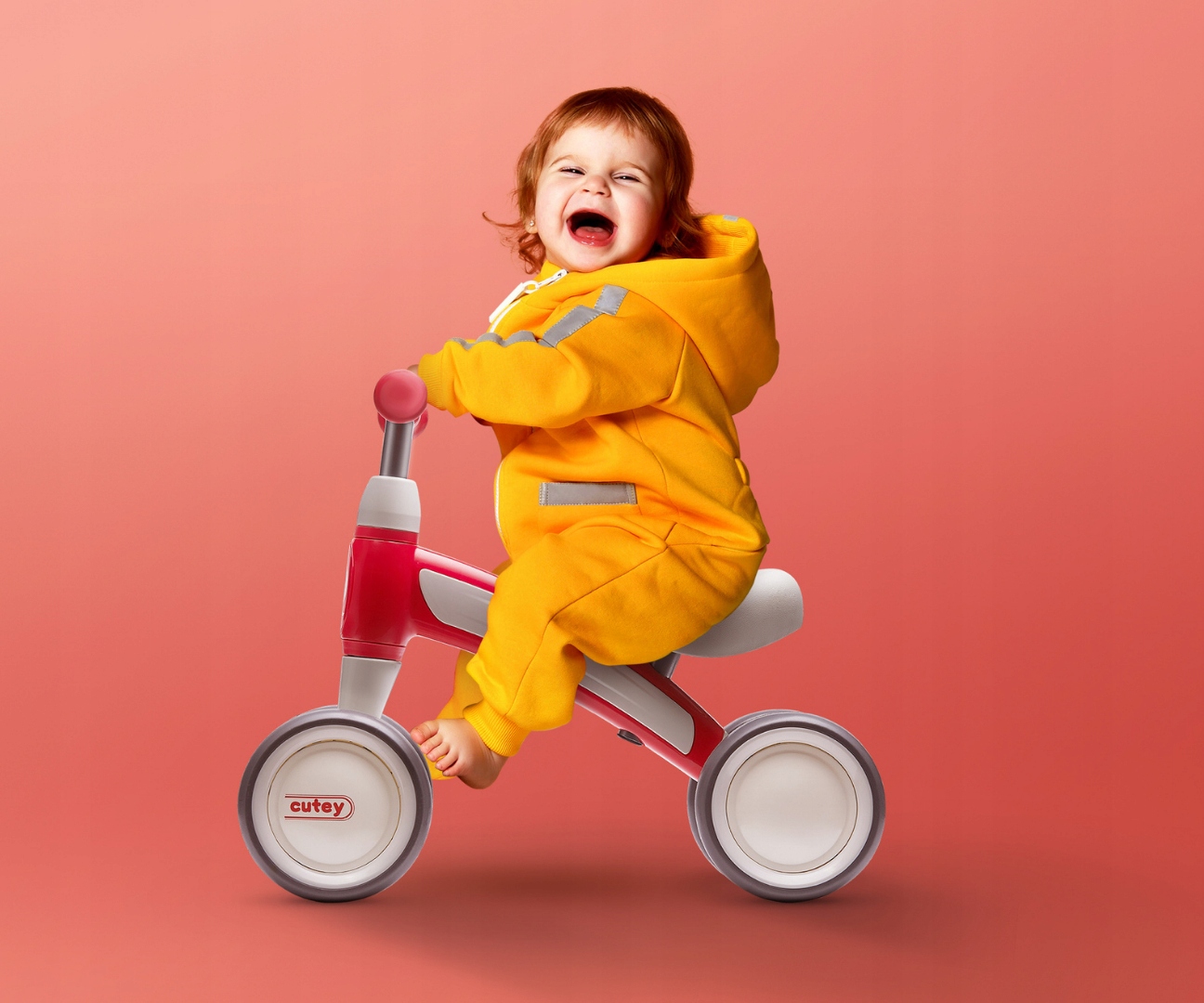 Detail nastavitelného kormidla a sedla odrážedla Qplay Cutey červené
