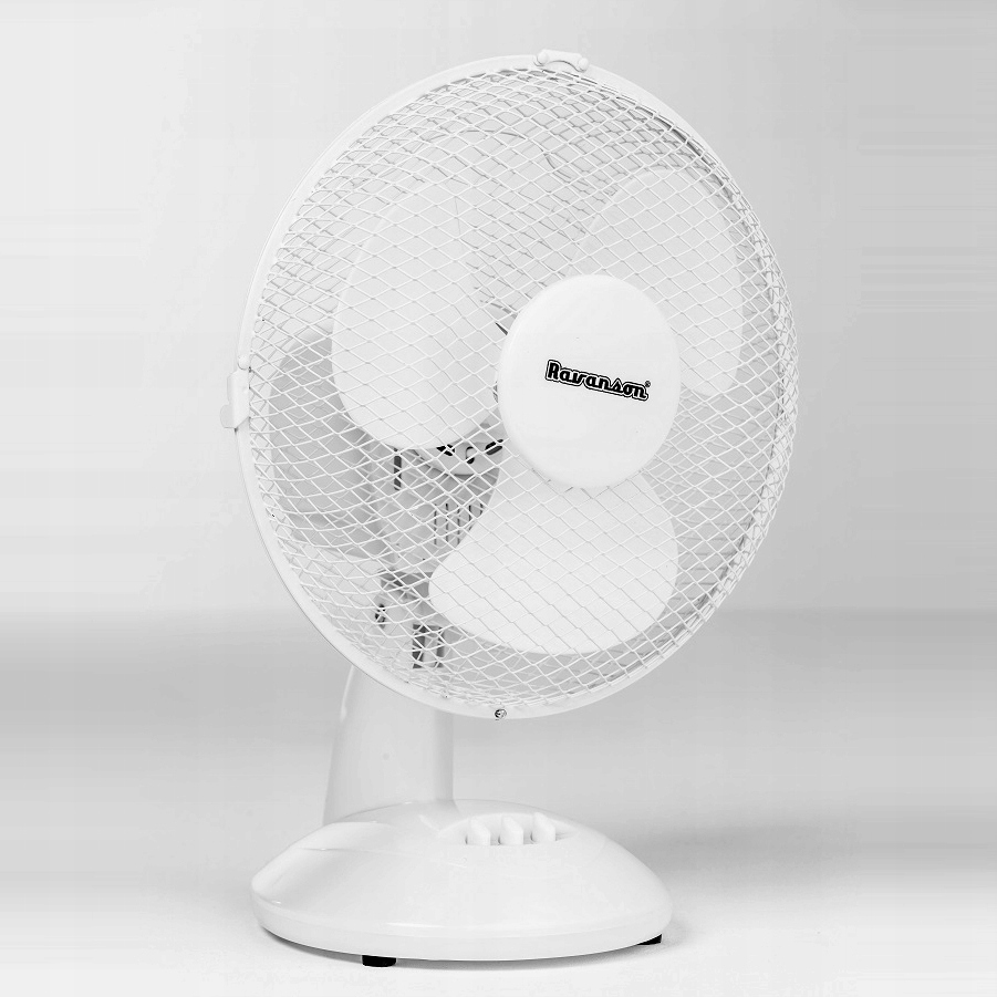 Pohled na stabilní kulatou základnu a tělo stolního ventilátoru Ravanson