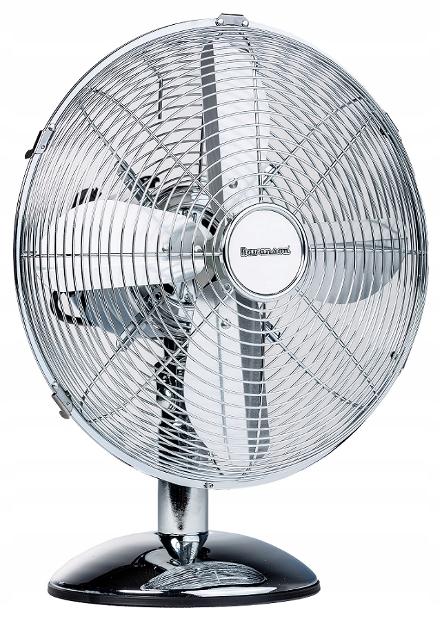 Stolní ventilátor Ravanson z boku s detailem nastavení sklonu a stabilní základny
