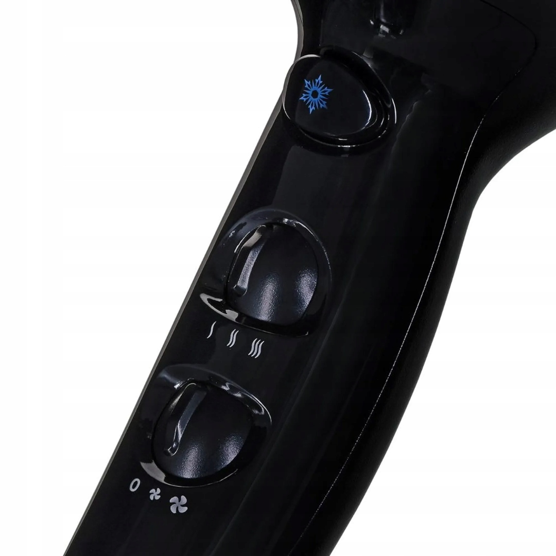 Pohled na celkový design fénu Remington D5210 včetně koncentrátoru