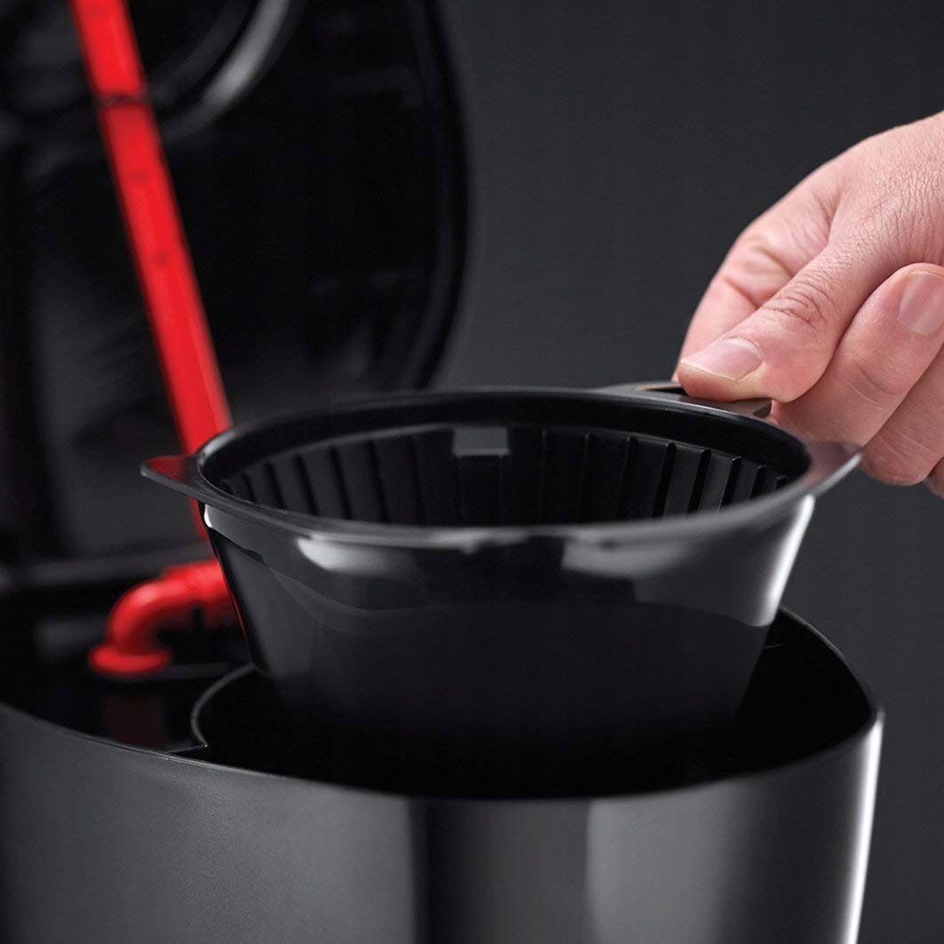 Překapávací kávovar Russell Hobbs 22620-56 Textures Plus – detail vyjímatelného držáku filtru a ovládání