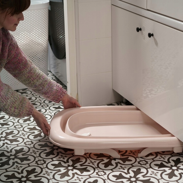 Ergonomický tvar a stabilní nožičky skládací vaničky Tega Baby