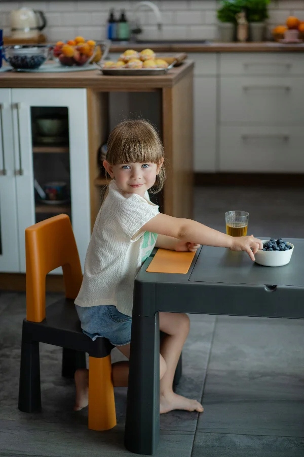 Detailní pohled na zpracování dětského stolku Tega Teggi Multifun hnědý