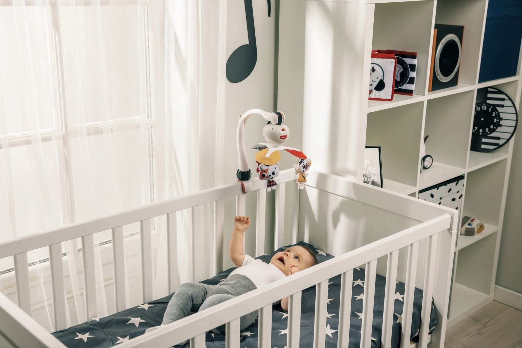 Ukázka uchycení hudebního kolotoče Tiny Love Tiny Rockers pro děti od narození