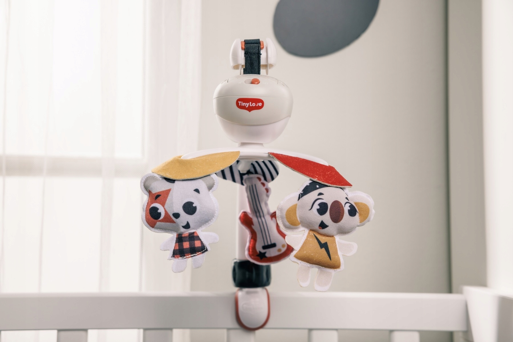Kompaktní konstrukce cestovního hudebního kolotoče Tiny Love