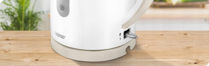 Pohled na ergonomickou rukojeť a podsvícený spínač konvice Zelmer
