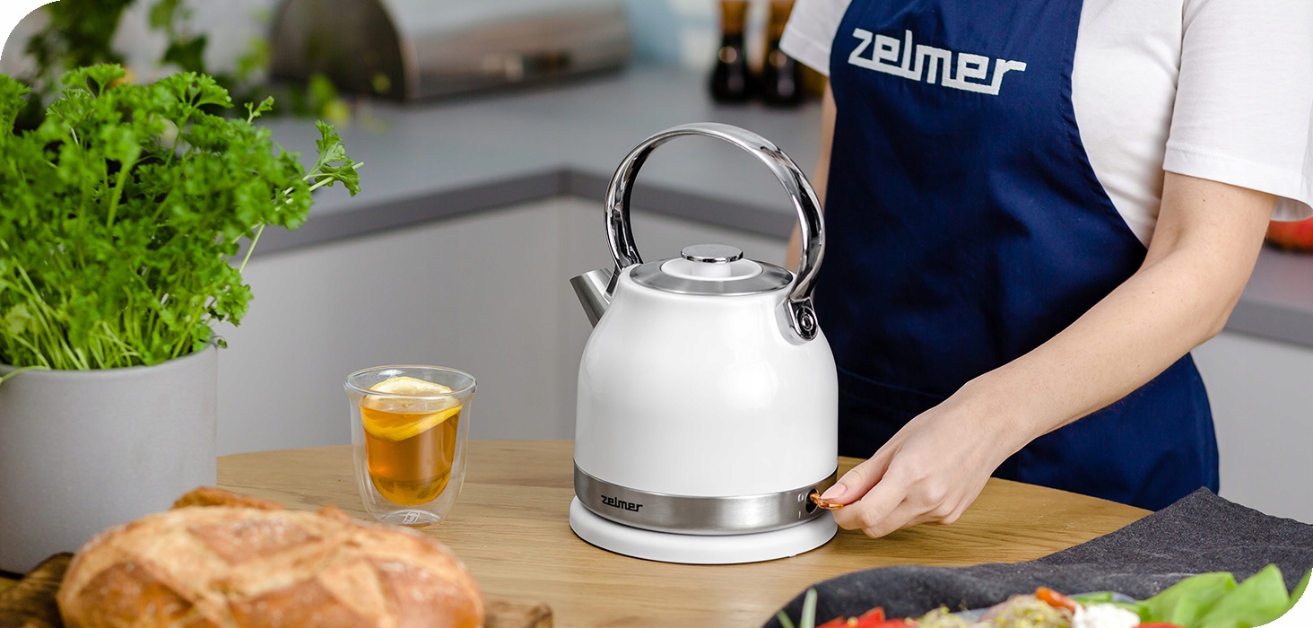Záběr na otočnou základnu s konektorem Strix pro bezpečné usazení konvice