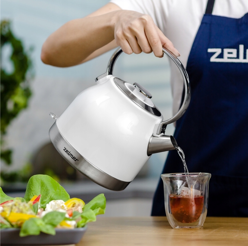 Pohled na otevírací mechanismus víka a ergonomické madlo konvice Zelmer