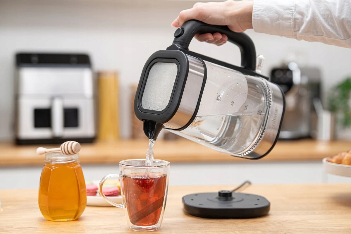Ukazatel vodoznaku na skleněném těle konvice Zelmer ZCK8021 SQUARE