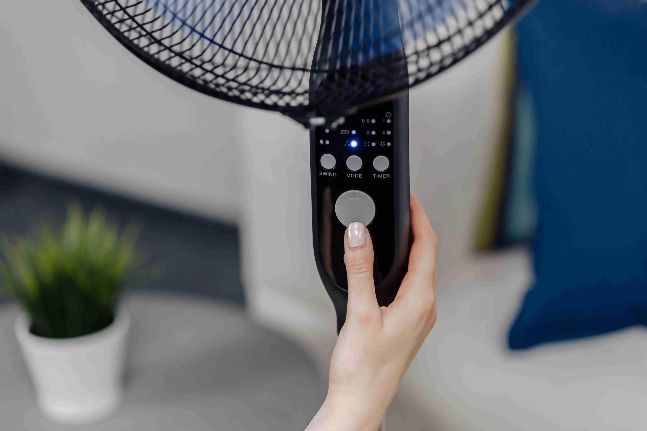 Detailní pohled na dálkový ovladač stojanového ventilátoru Zelmer