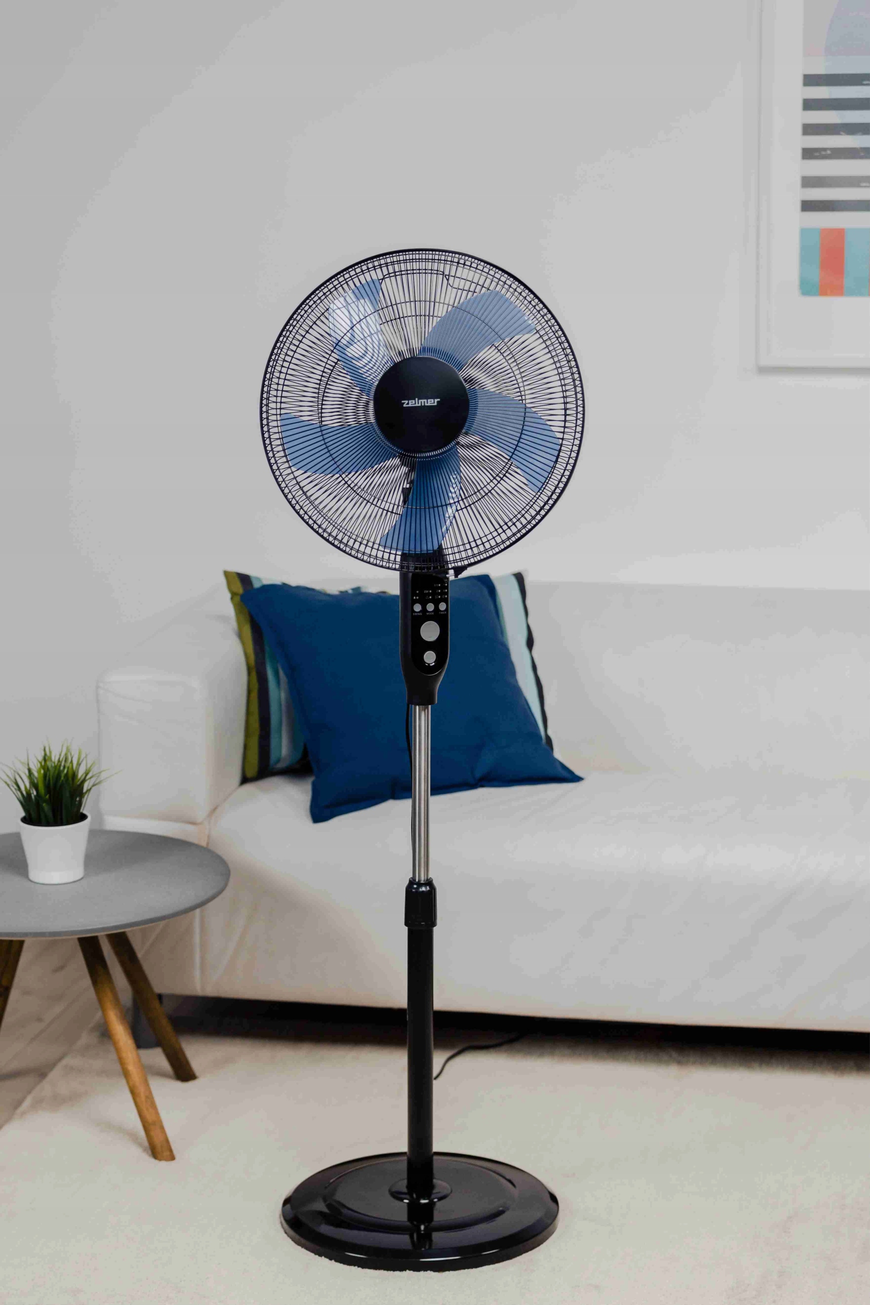 Elegantní štíhlá konstrukce podlahového ventilátoru Zelmer s nastavitelnou výškou