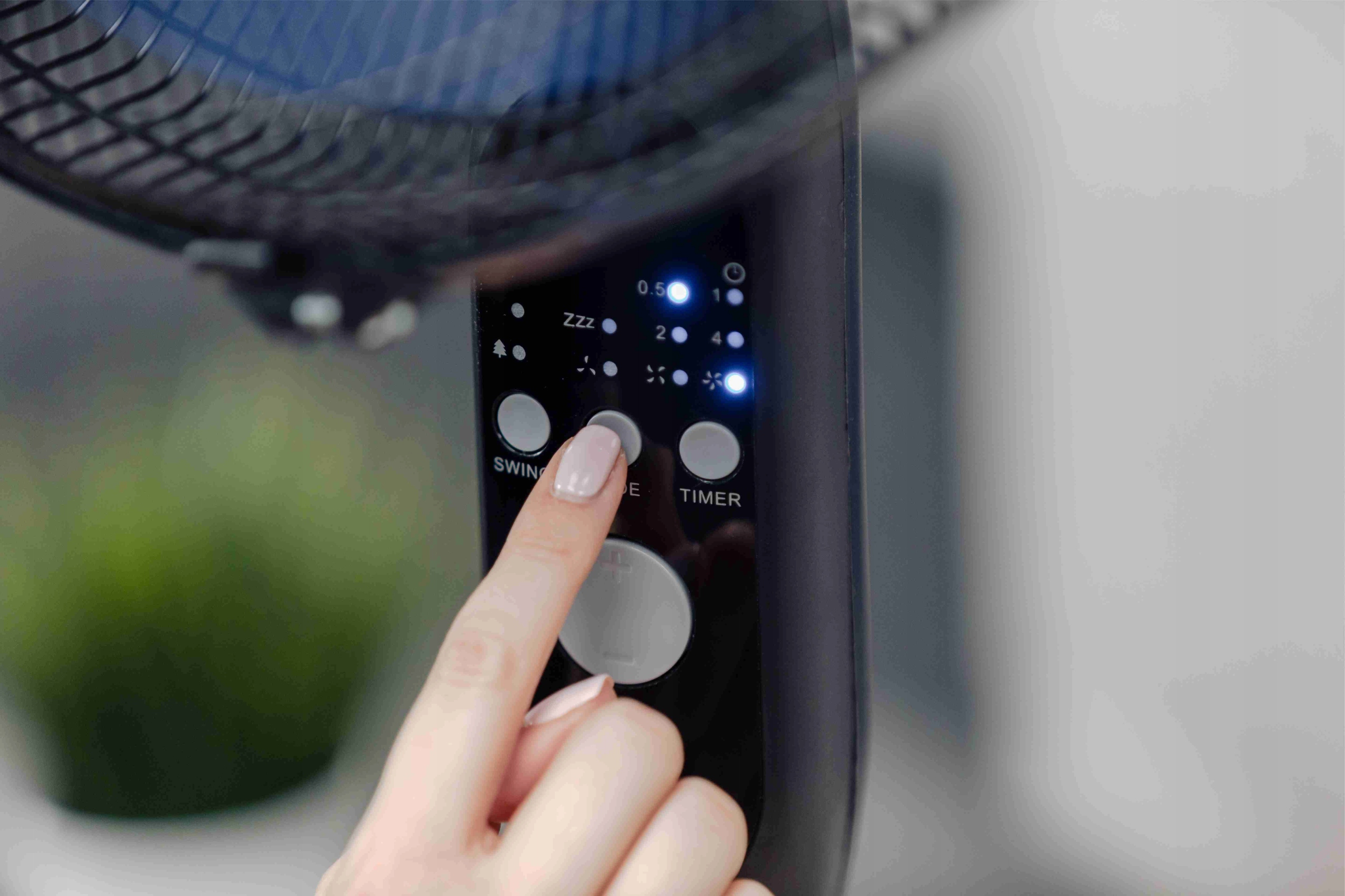 Detail síťového připojení a zadního krytu motoru ventilátoru Zelmer