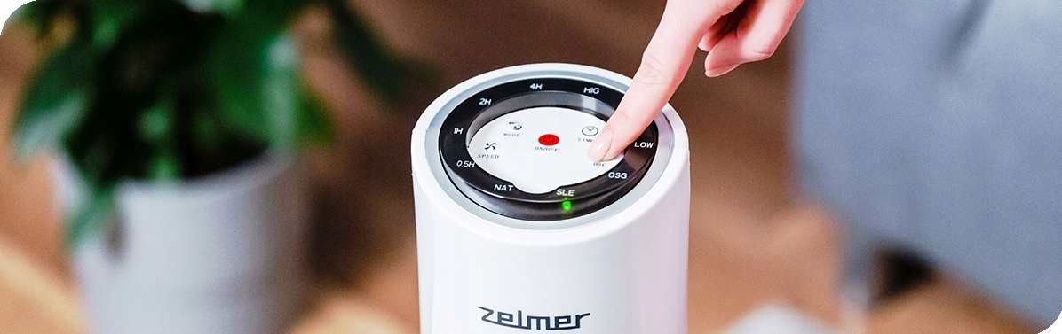 Detail stabilní konstrukce základny a zapojení síťového kabelu ventilátoru Zelmer