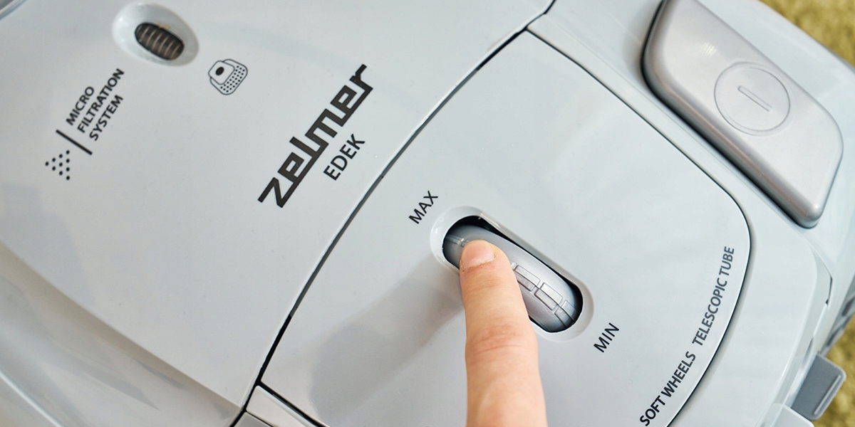Detailní pohled na regulaci sacího výkonu a ergonomické tělo vysavače Zelmer