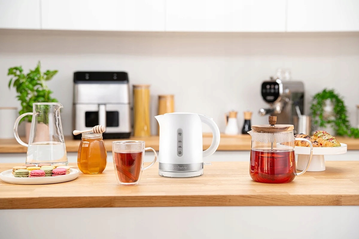 Detailní boční pohled na elegantní profil konvice Zelmer s logem značky