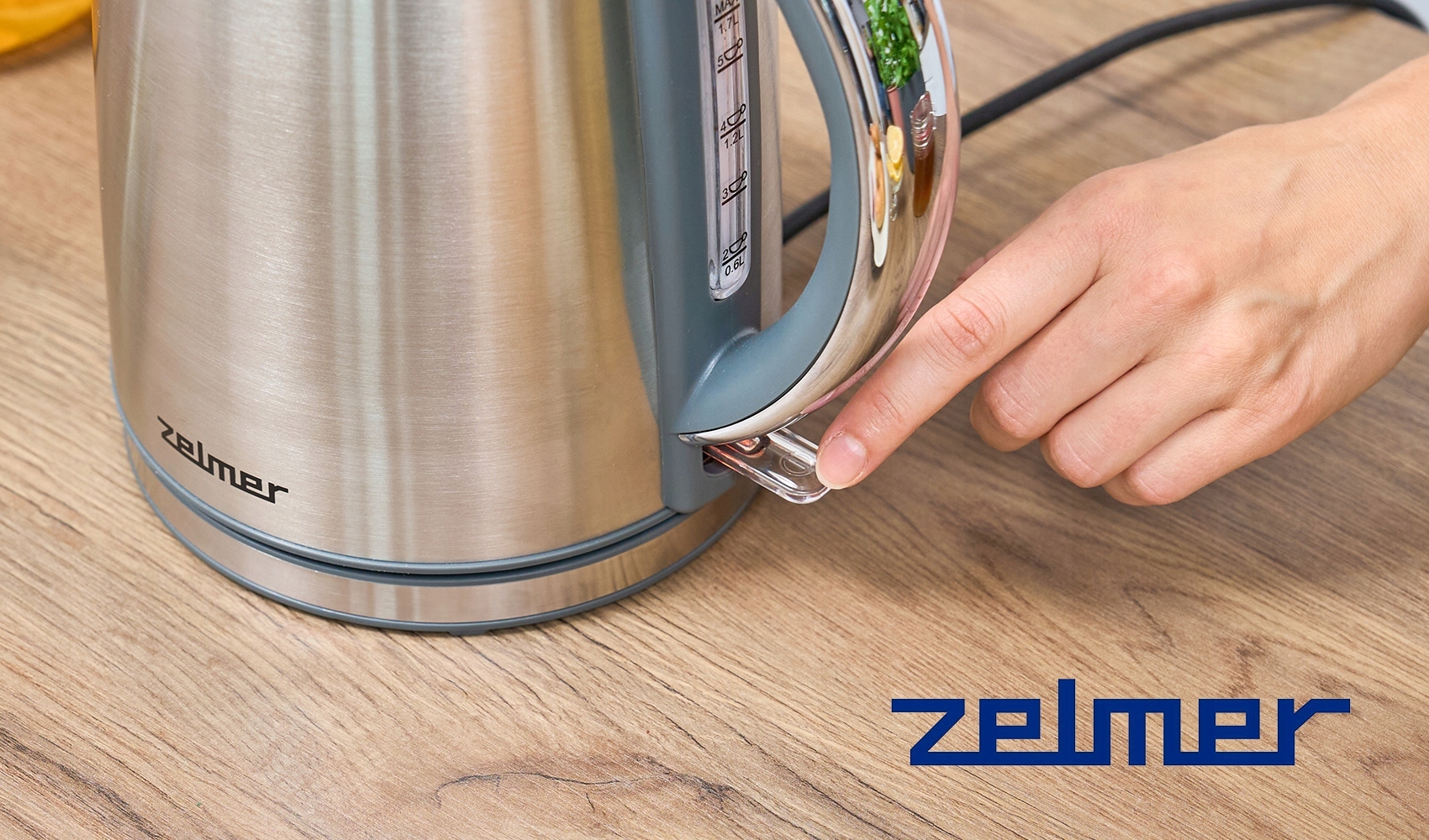 Detail ergonomického držadla a 360 stupňové základny konvice Zelmer